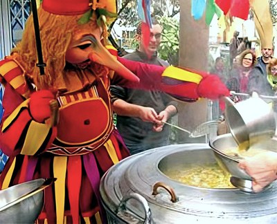 Carnestoltes sirviendo escudella.