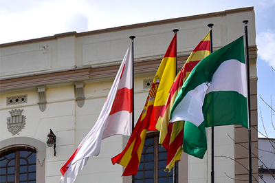 Izada de la bandera de Andalucía.