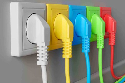 Enchufes de colores.