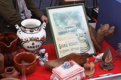 Mesa con objetos de coleccionismo.