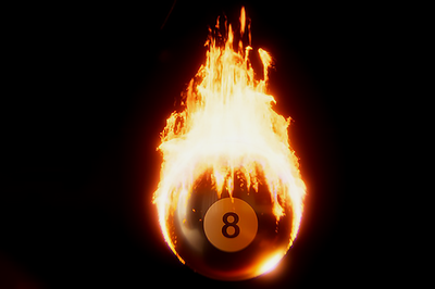 Bola de billar en llamas.