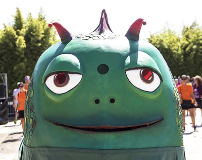 Pasacalle de las entidades: El Moll Fer, La Santa Teca, La Cuca Molla, els Gegants de la Colla Gegantera, Espiadimonis, Castellers y Ball de Diables.