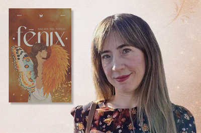 La autora con la portada de su libro.