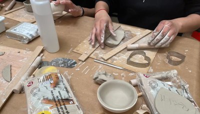 Taller de barro: moldea y seca arcilla al aire.