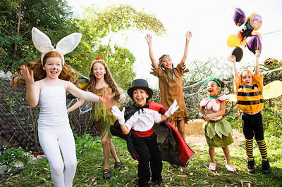 Grupo de niños disfrazados.