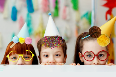 Niños disfrazados con sombreros que parecen helados.