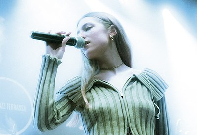 Voces en femenino: AU RORA.