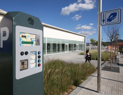 15 minuts d’aparcament gratuïts a la zona blava per a residents.