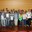 A dalt, fotografia de grup de tots els participants. A baix, l'alcalde lliura el carnet a un dels participants