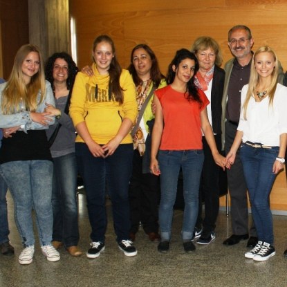 Alumnes i professorat amb l'alcalde i la regidora d'Educació