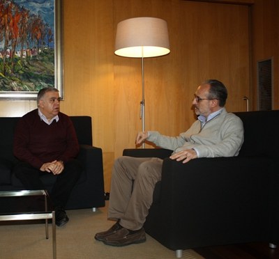 El president de la UCEC es reuneix amb l'alcalde de la ciutat.