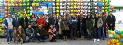 Alumnes de formació ocupacional visiten la botiga Decathlon .