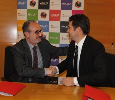 Al centre, l'alcalde i el conseller delegat de Jazztel, acompanyats pel regidor J. Garzón (a l'esquerra) i el responsable de Jazztel Catalunya i el regidor de Tecnologies (a la dreta de la imatge)