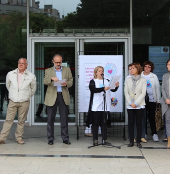 Lestura del manifest davant la Casa de la Vila