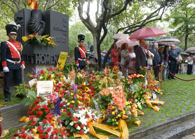 Ofrena floral al Monument de Rafael Casanova per commemorar l'Onze de Setembre.