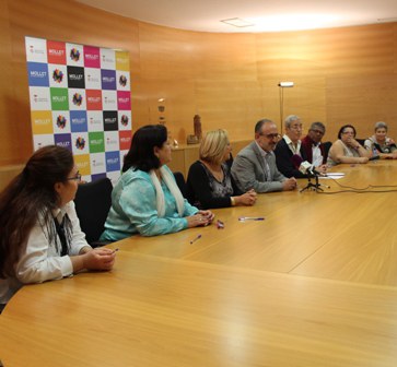 Foto de grup d'Amics de l'Art amb membres de la Taula i de l'Ajuntament