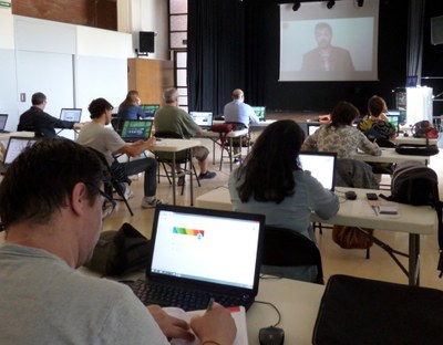 Una trentena d'emprenedors aprenen a vendre productes a través de la xarxa.
