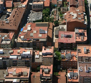 13 dels 22 pisos buits propietat d'entitats financeres han estat ocupats per famílies.