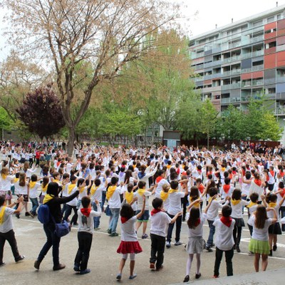 Els alumnes de Mollet ballen danses del món i la sardana molletana.