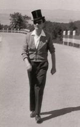 Joan Brossa arriba al Museu Abelló .