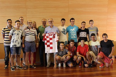 L'Ajuntament rep als equips del CF Mollet UE que han estat campions de lliga.