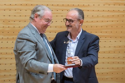 L'Ajuntament de Mollet ret homenatge al Síndic Personer sortint Vicenç Vilà .