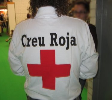 Fotografia dels responsables de Creu Roja amb l'alcalde i la regidora de Serveis Socials