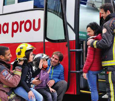 La campanya "Els bombers t'acompanyen a donar sang" arriba a Mollet .
