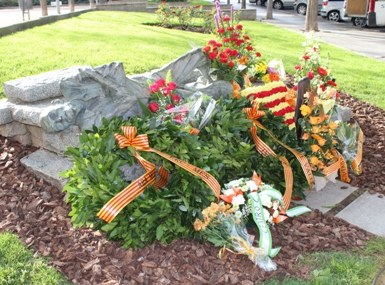 L'Ajuntament i l'Associació d'Amical Mauthausen reten homenatge a les persones assassinades als camps nazis.