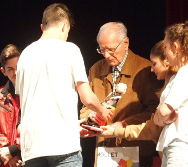 Més de 200 persones assisteixen a la presentació del bloc Els nostres mestres.