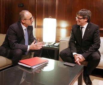 Josep Monràs trasllada al president Puigdemont la seva preocupació pel deute que la Generalitat manté amb l'Ajuntament .