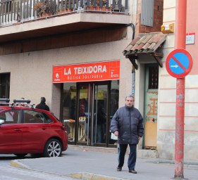 La botiga solidària de roba de Càrites de Mollet rep un nou impuls econòmic.