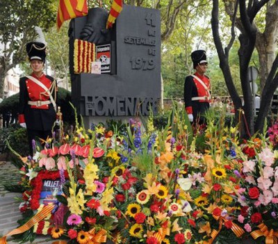 Mollet celebra l'Onze de Setembre amb un acte institucional davant el monument de Rafael Casanova.