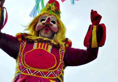 El CEM presenta una exposició de fotografies antigues sobre el Carnaval als aparadors de les botigues.