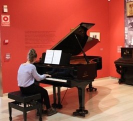 Més de 30 pianistes passen pel Museu Abelló en una activitat oberta i participativa.