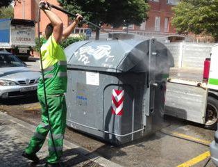 L'Ajuntament intensifica la neteja de contenidors .