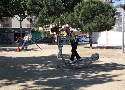 Nuevos aparatos de ejercicio físico en la plaza Maria Blanchard.