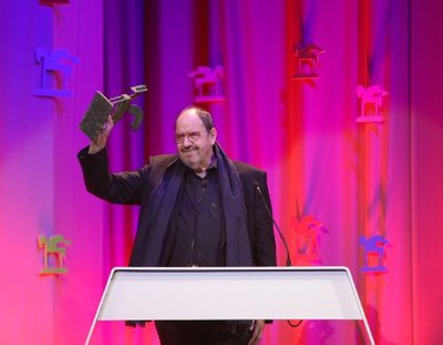 L'alcalde Josep Monràs felicita Josep Maria Pou pel seu enèsim reconeixement .