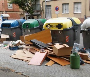 Prop de 80 sancions amb multes de 400euros per deixar escombraries i trastos fora dels contenidors .