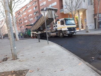 Comencen les tasques de reasfaltat a diversos carrers de Mollet .