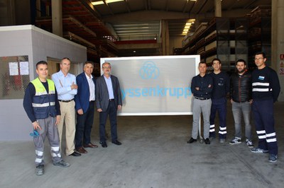 Josep Monràs visita les instal·lacions de Thyssenkrupp Plastic Ibèrica .