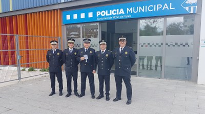 Un caporal de la Policia Municipal rep una medalla en el Dia de les Esquadres.