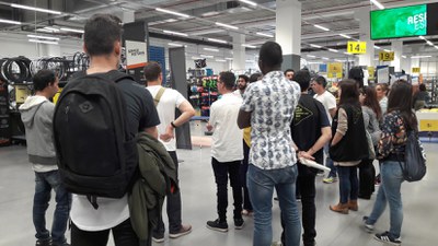 Una dotzena de persones usuàries amb diversitat funcional d’EMFO visiten Decathlon.
