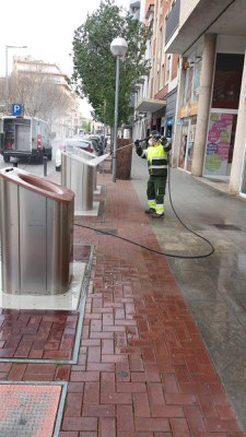 El Ayuntamiento hace trabajos de desinfección en las calles de Mollet.