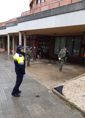 La UME ayuda a realizar tareas de desinfección en Mollet.