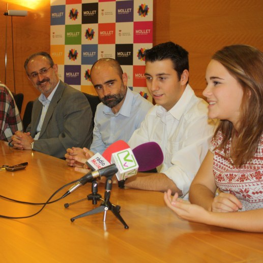 Els alumnes guardonats amb els professors, l'alcalde i el regidor