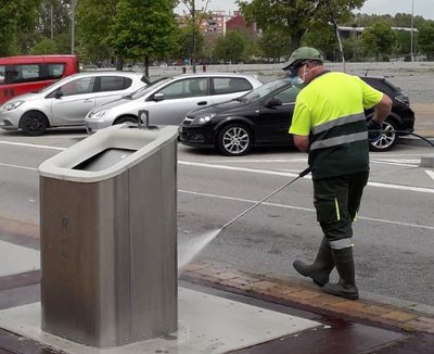 El Ayuntamiento de Mollet intensifica las tareas de desinfección de la vía pública dada la mayor presencia en la calle estos días.