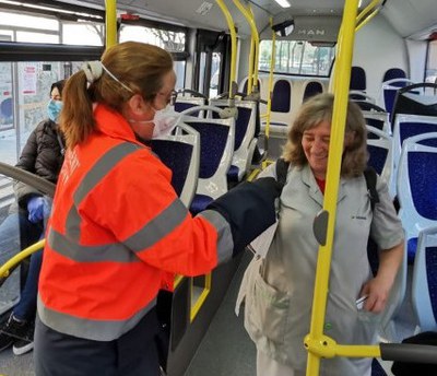 Nuevo reparto de mascarillas a los usuarios y usuarias del transporte público.