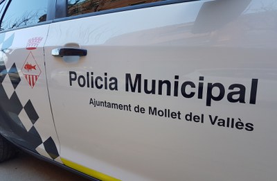 La Policía Municipal cierra cautelarmente un bar que superaba en más del doble el aforo permitido.