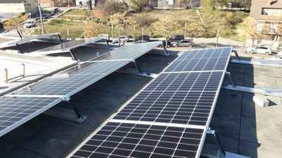 Las placas fotovoltaicas instaladas en la comisaría de la Policía Municipal ya funcionan a pleno rendimiento.